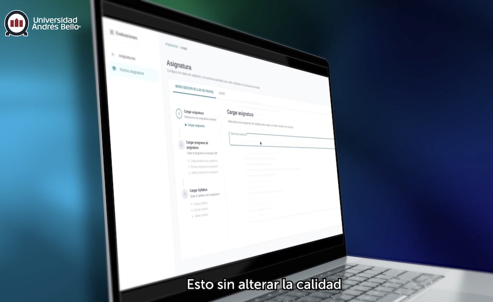 Laptop showing an online course management interface in Spanish, with the Universidad Andrés Bello logo in the top-left corner; caption reads 'Esto sin alterar la calidad'.