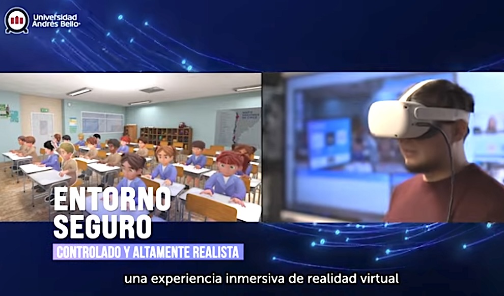 Split-screen showing a classroom full of students on the left and a person wearing a virtual reality headset on the right, with campus branding and Spanish captions about a safe, immersive VR environment.